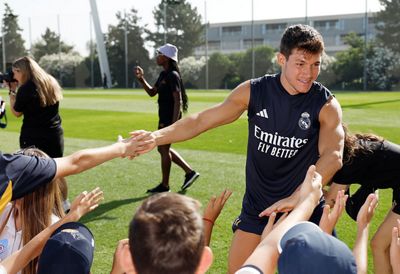 el primer equipo con los niños de los campus de la fundación real madrid