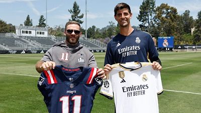 Julian Edelman visita a la plantilla
