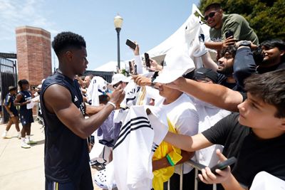 la plantilla firmó autógrafos en ucla