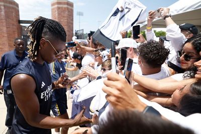 la plantilla firmó autógrafos en ucla