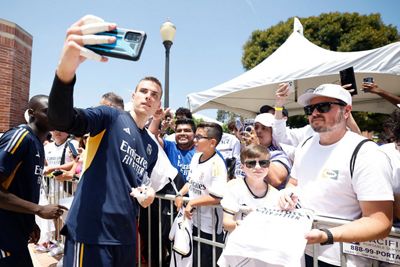 la plantilla firmó autógrafos en ucla