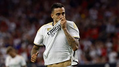 Joselu, tras su chilena ante el Manchester United: “Estoy muy contento por el gol y la victoria”