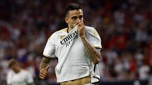 Joselu, tras su chilena ante el Manchester United: “Estoy muy contento por el gol y la victoria”