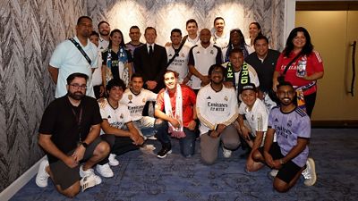 Butragueño y Roberto Carlos recibieron a varias peñas madridistas en Dallas