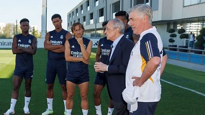 Florentino Pérez saludó a la plantilla en la Ciudad Real Madrid