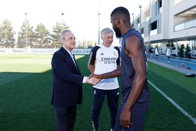 el presidente saluda a la plantilla en la ciudad real madrid
