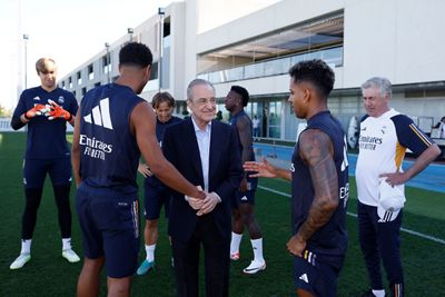 el presidente saluda a la plantilla en la ciudad real madrid