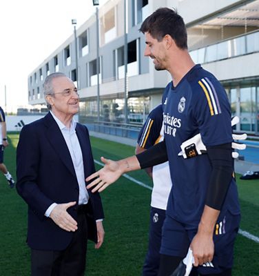 el presidente saluda a la plantilla en la ciudad real madrid
