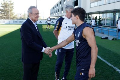 el presidente saluda a la plantilla en la ciudad real madrid