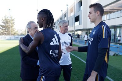 el presidente saluda a la plantilla en la ciudad real madrid