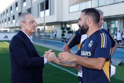 el presidente saluda a la plantilla en la ciudad real madrid