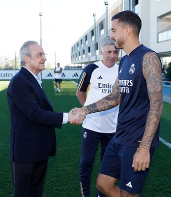 el presidente saluda a la plantilla en la ciudad real madrid