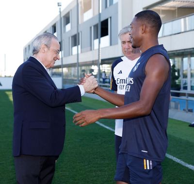 el presidente saluda a la plantilla en la ciudad real madrid