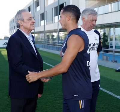 el presidente saluda a la plantilla en la ciudad real madrid