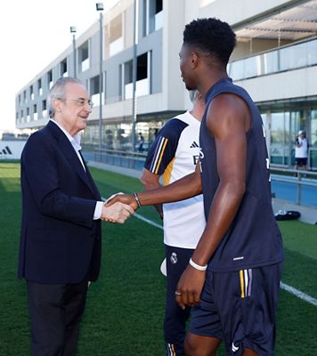 el presidente saluda a la plantilla en la ciudad real madrid