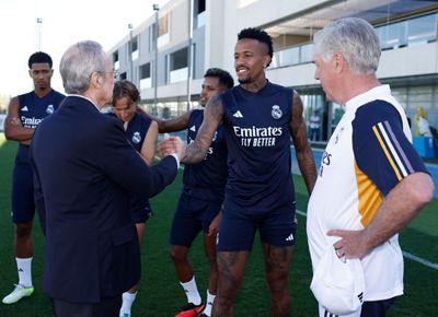 el presidente saluda a la plantilla en la ciudad real madrid