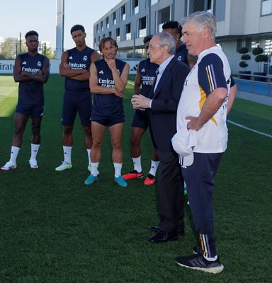 el presidente saluda a la plantilla en la ciudad real madrid