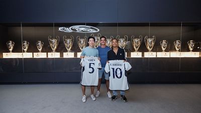 Los campeones de patinaje artístico Javier Fernández, Nathan Chen y Florent Amodio visitan el Tour Bernabéu
