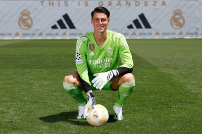 kepa posó con la camiseta del real madrid