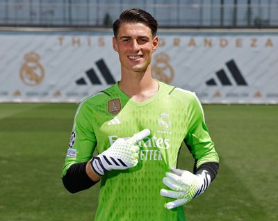 kepa posó con la camiseta del real madrid