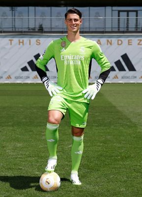 kepa posó con la camiseta del real madrid