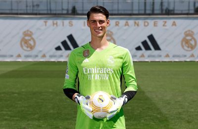 kepa posó con la camiseta del real madrid