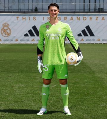 kepa posó con la camiseta del real madrid