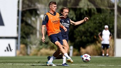 Konditionstraining und Übungen mit dem Ball in der Real Madrid Stadt