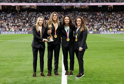 homenaje a las campeonas del mundo en el santiago bernabéu