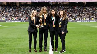 Homenaje del Santiago Bernabéu a las campeonas del mundo