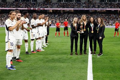 homenaje a las campeonas del mundo en el santiago bernabéu