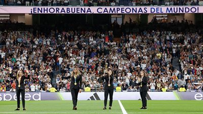 homenaje a las campeonas del mundo en el santiago bernabéu