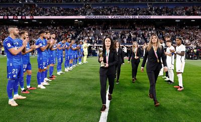 homenaje a las campeonas del mundo en el santiago bernabéu