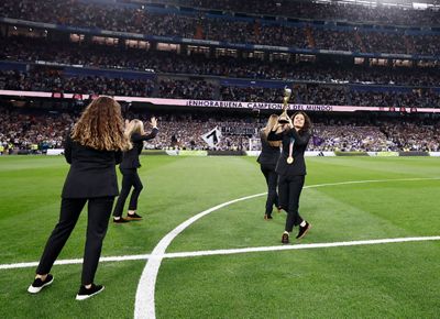 homenaje a las campeonas del mundo en el santiago bernabéu
