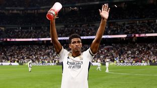 Bellingham recibe el trofeo al mejor jugador de LaLiga en agosto