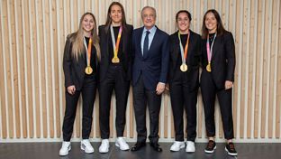 Athenea, Zornoza, Oihane y Rocío, en el palco del Bernabéu