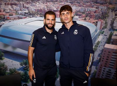 nacho y kepa firmaron autógrafos en el hotel de concentración