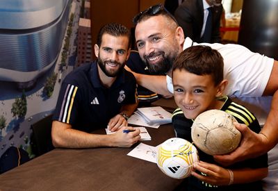 nacho y kepa firmaron autógrafos en el hotel de concentración