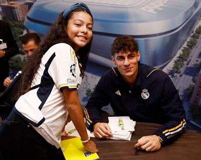 nacho y kepa firmaron autógrafos en el hotel de concentración