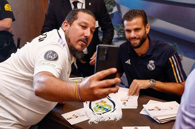 nacho y kepa firmaron autógrafos en el hotel de concentración