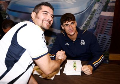 nacho y kepa firmaron autógrafos en el hotel de concentración