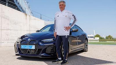 BMW Spain delivers official vehicles to the football first team
