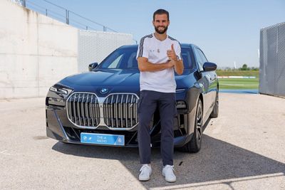 bmw entrega los vehículos oficiales al primer equipo de fútbol