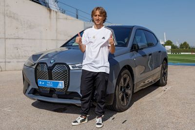 bmw entrega los vehículos oficiales al primer equipo de fútbol