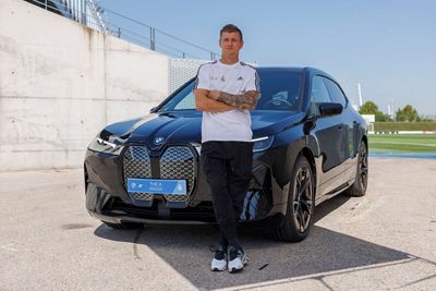 bmw entrega los vehículos oficiales al primer equipo de fútbol