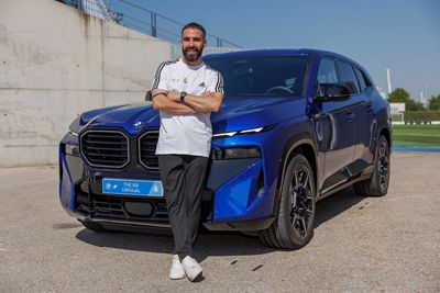 bmw entrega los vehículos oficiales al primer equipo de fútbol