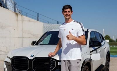bmw entrega los vehículos oficiales al primer equipo de fútbol