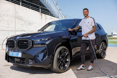 bmw entrega los vehículos oficiales al primer equipo de fútbol