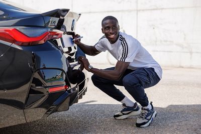 bmw entrega los vehículos oficiales al primer equipo de fútbol