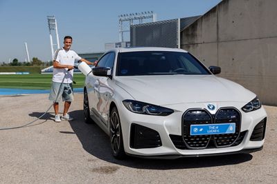 bmw entrega los vehículos oficiales al primer equipo de fútbol